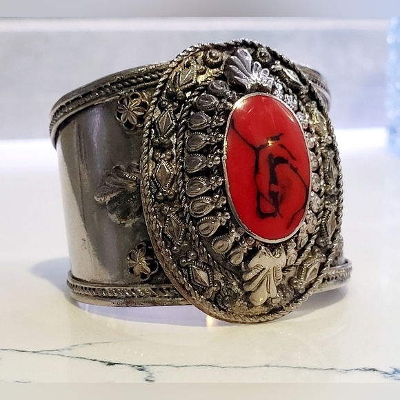 Vintage Silvertone Cuff Bracelet - Picture 2 of 9